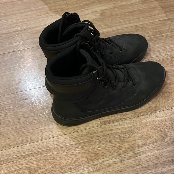 Sneaker - Picture 1 of 3